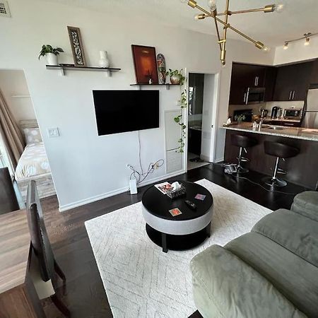 2-Bdrm And 1 Den 3 Bed Condo With 2 Bath - Walking Distance To Scotiabank Arena, Cn Tower, Union Station, Ripleys With Free Parking Торонто Экстерьер фото
