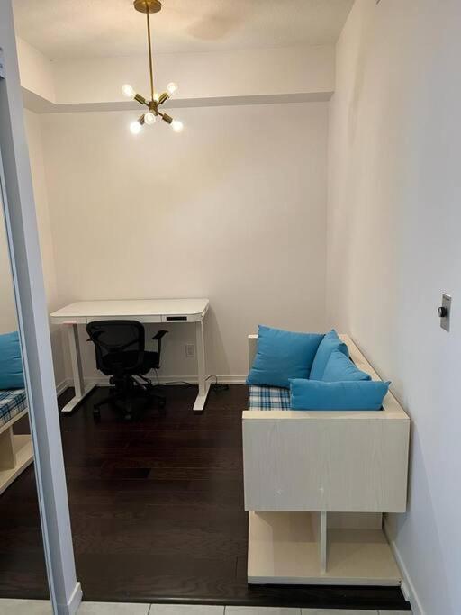 2-Bdrm And 1 Den 3 Bed Condo With 2 Bath - Walking Distance To Scotiabank Arena, Cn Tower, Union Station, Ripleys With Free Parking Торонто Экстерьер фото