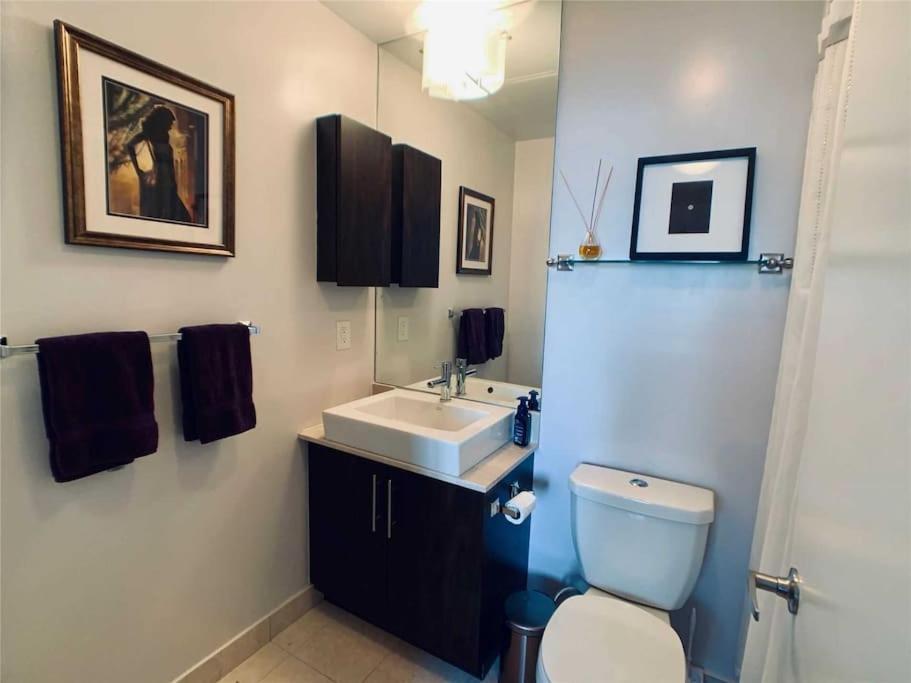 2-Bdrm And 1 Den 3 Bed Condo With 2 Bath - Walking Distance To Scotiabank Arena, Cn Tower, Union Station, Ripleys With Free Parking Торонто Экстерьер фото