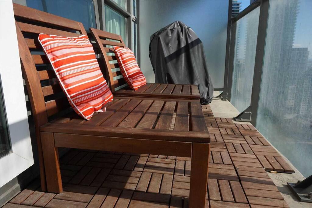2-Bdrm And 1 Den 3 Bed Condo With 2 Bath - Walking Distance To Scotiabank Arena, Cn Tower, Union Station, Ripleys With Free Parking Торонто Экстерьер фото