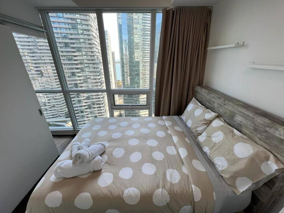 2-Bdrm And 1 Den 3 Bed Condo With 2 Bath - Walking Distance To Scotiabank Arena, Cn Tower, Union Station, Ripleys With Free Parking Торонто Экстерьер фото